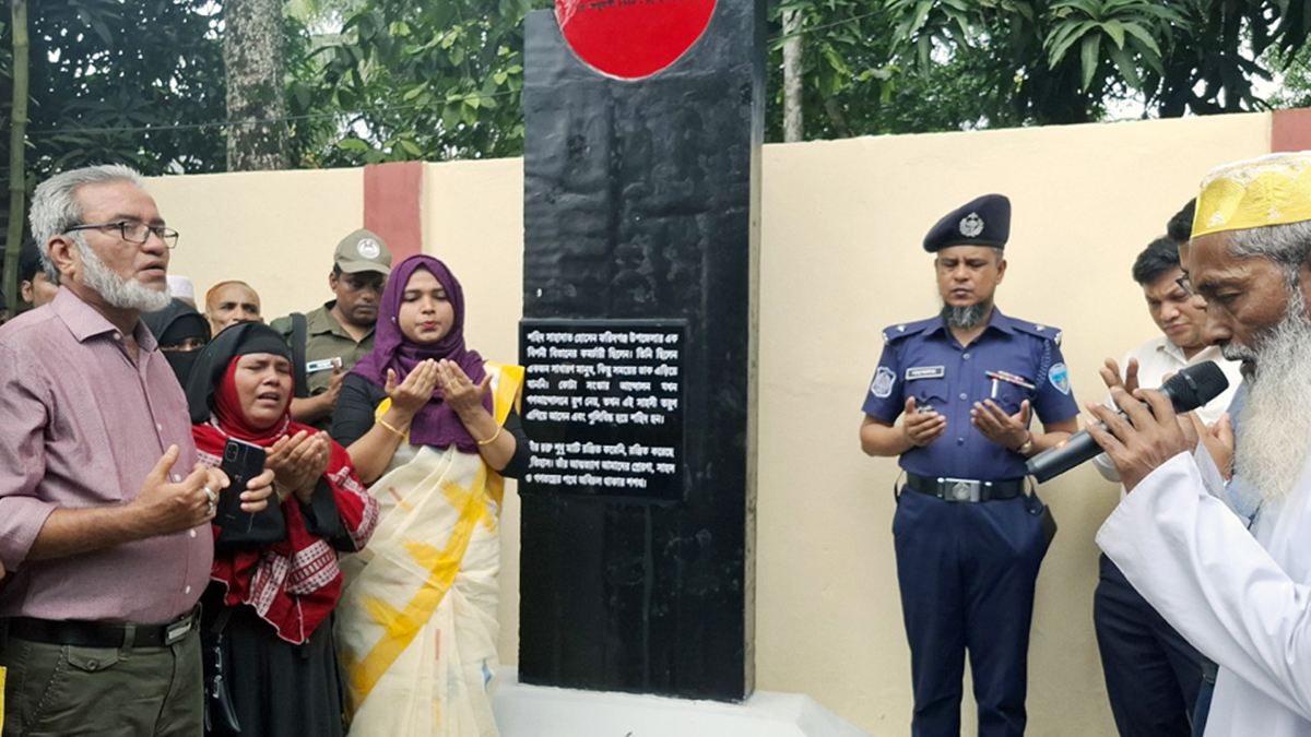 শহিদ শাহাদাত হোসেন স্মরণে নির্মিত স্মৃতিফলকের উন্মোচন। ছবি- রূপালী বাংলাদেশ